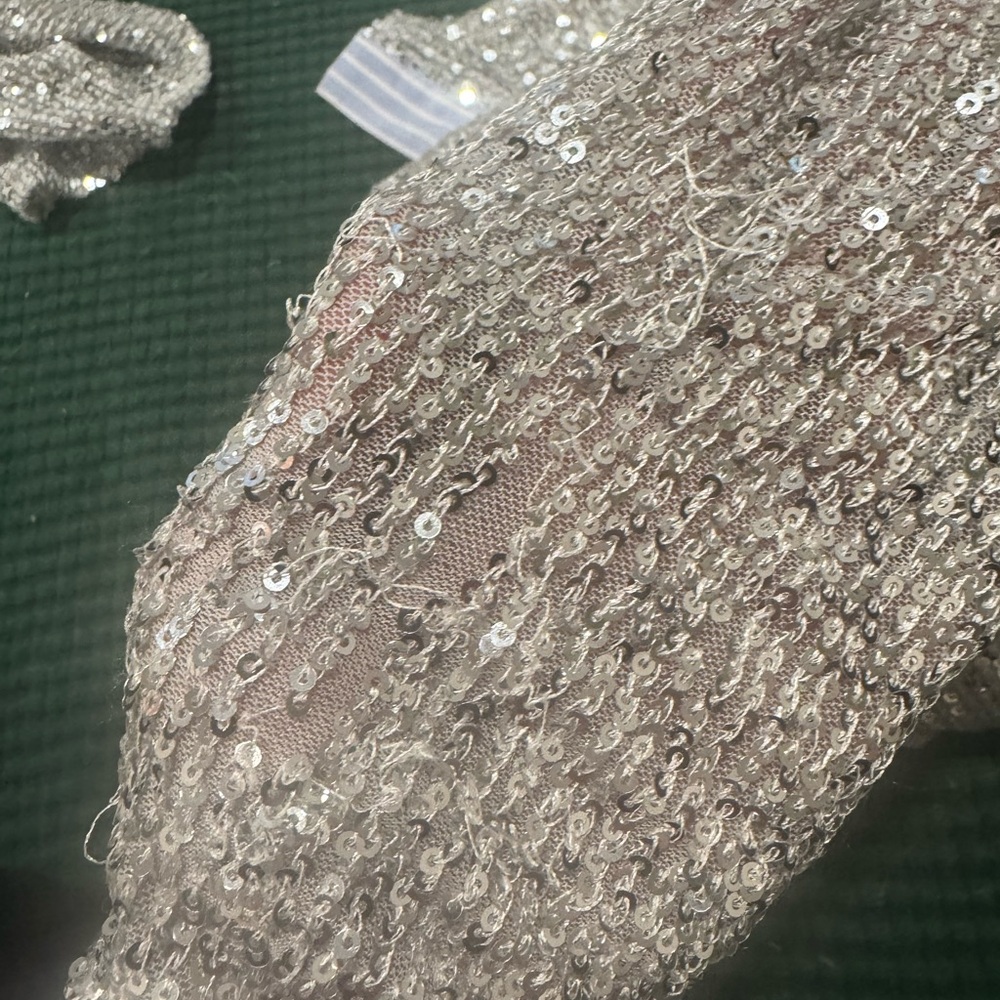 Hand Over Sequin Set - Picture 4 of 10